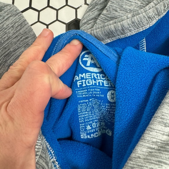 American fighter hooded sweatshirt with thumb holes size medium - Picture 3 of 3